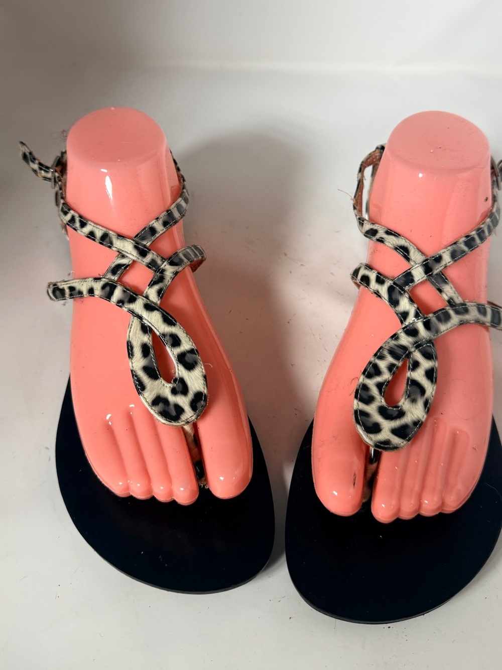 DV Dolce Vita size 8 leopard print thong sandal